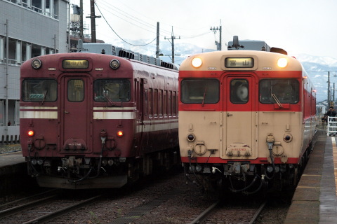 【JR西】高山本線でキハ58による代走運転続くを西富山駅で撮影した写真