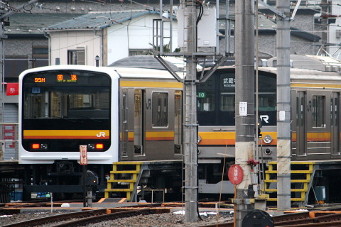 【JR東】209系元ウラ46編成 南武線仕様となり中原電車区へを中原電車区（敷地外）で撮影した写真