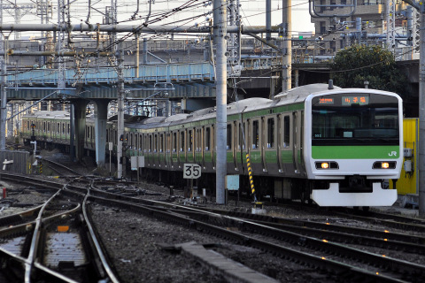 【JR東】E231系トウ552編成 全車4扉車となり運用復帰を大崎駅で撮影した写真