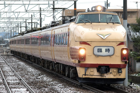 【JR西】489系H01編成使用 団体臨時列車を越中大門駅で撮影した写真