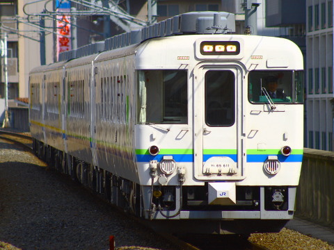 【JR西】キハ65形『リゾート＆シュプール』車使用
団臨を二条駅で撮影した写真