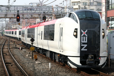 【JR東】E259系クラNE013＋NE014編成 東急車輌出場を津田沼駅で撮影した写真