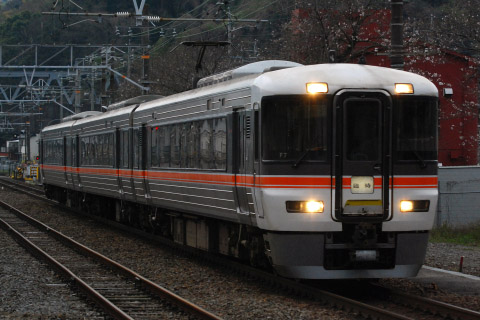 【JR海】373系使用 臨時特急「しだれ桜号」運転を富士川駅で撮影した写真