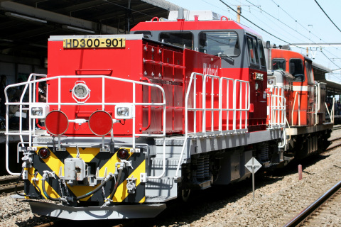 【JR貨】HD300-901 甲種輸送を西国分寺駅で撮影した写真