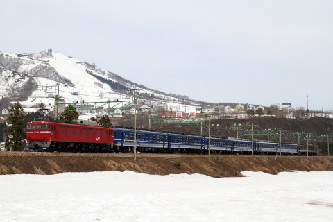 【JR東】12系6両使用の団体臨時列車運転を越後中里～岩原スキー場前で撮影した写真