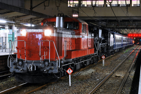 【JR東】D51-498＋12系＋DE10-1698 送り込み配給を高崎駅で撮影した写真