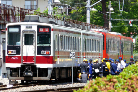 【会津】AT700・750形＋6050系 併結試験を鬼怒川温泉駅付近で撮影した写真