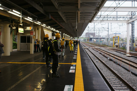 【JR東】辻堂駅ホーム拡幅に伴う運転変更を辻堂駅で撮影した写真