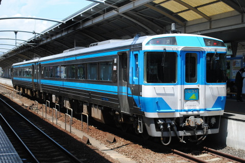 【JR四】「しおかぜ9号」 通常塗装車両で代走を高松駅で撮影した写真