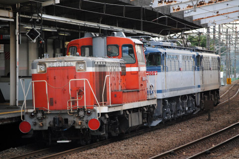 【JR貨】EF65-1060・DE10-1594 大宮車両所出場を新座駅で撮影した写真