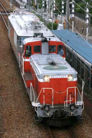 【JR東】EF510-510 甲種輸送を摂津本山駅で撮影した写真