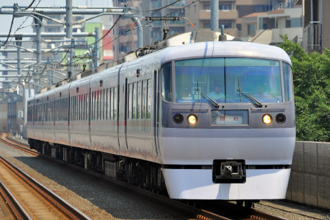 【西武】10000系使用団臨「RED EXPRESS」運転を富士見台駅で撮影した写真