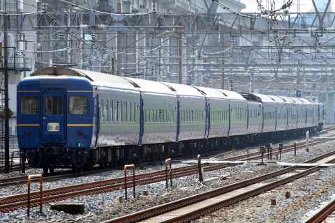 【JR東】「北斗星」に使用された24系尾久車 返却回送を東十条駅付近で撮影した写真