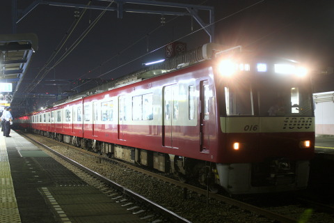 【京急】多摩川花火大会開催に伴う臨時列車を六郷土手駅で撮影した写真