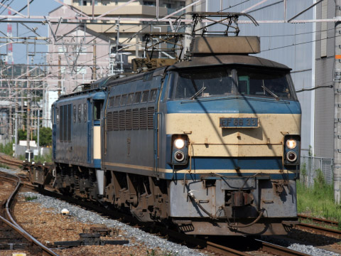 【JR貨】EF64-1050 吹田機関区へ回送を高槻駅で撮影した写真