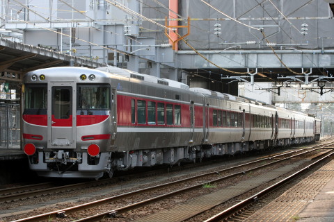 【JR西】キハ189系6両 甲種輸送を高岡駅で撮影した写真