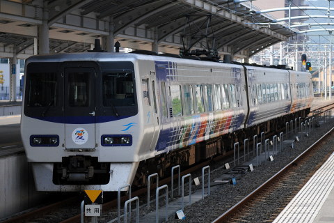 【JR四】8000系S3編成に「愛トレイン」ラッピングを高松駅で撮影した写真