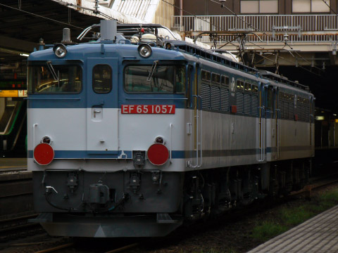 【JR貨】EF65-1057 大宮車両所出場を大宮駅で撮影した写真
