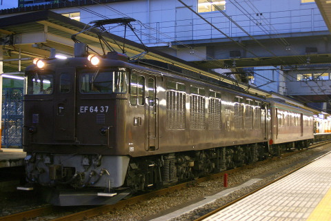 【JR東】マニ50-2186『ゆうマニ』 返却配給を八王子駅で撮影した写真