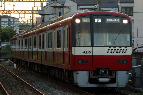 【京急】新1000形1417編成 大師線に入線を港町駅で撮影した写真
