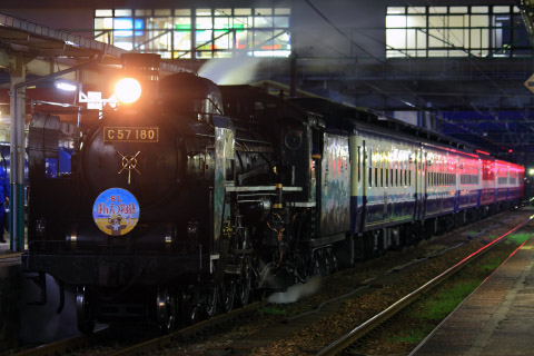 【JR東】「SLばんえつ物語」編成 団体臨時列車を新津駅で撮影した写真