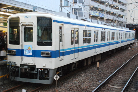 【東武】大師線運用車両に「あけましておめでとう」ヘッドマークの拡大写真