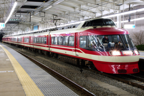 【小田急】終夜運転・「ニューイヤーエクスプレス号」運転を新百合ヶ丘駅で撮影した写真
