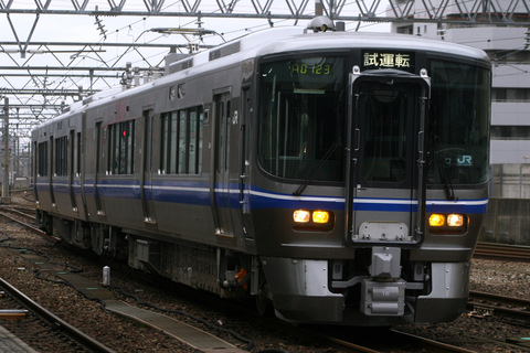 【JR西】521系E16編成 試運転を金沢駅で撮影した写真