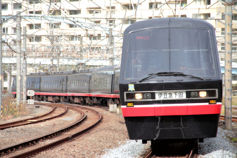 【伊豆急】特急「リゾート踊り子号」を2100系『黒船電車』で運転を大船駅で撮影した写真