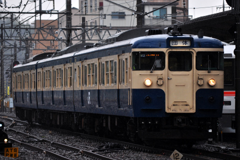 【JR東】115系M2編成使用 「旅のプレゼント山梨号」運転を甲府駅で撮影した写真