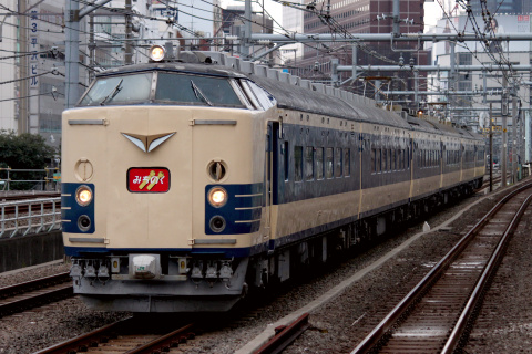 【JR東】583系使用団体臨時列車「つなげよう、日本。」号運転を新大久保駅で撮影した写真