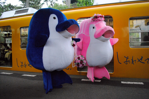 【ことでん】ことちゃんことみちゃん結婚記念列車運行を琴電琴平駅で撮影した写真
