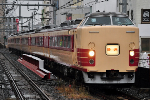 【JR東】快速「あきがわ渓谷紅葉号」運転を浅草橋駅で撮影した写真