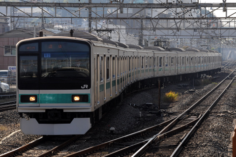 【JR東】209系マト82編成使用 団体臨時列車運転を松戸駅で撮影した写真