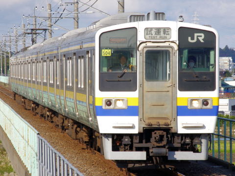 【JR東】211系マリ504編成 試運転を十二橋駅で撮影した写真