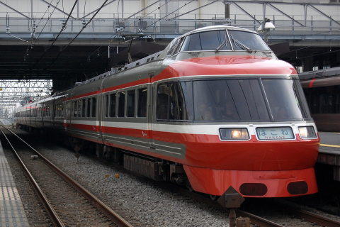【小田急】紅葉の季節に合わせた臨時運用を伊勢原駅で撮影した写真