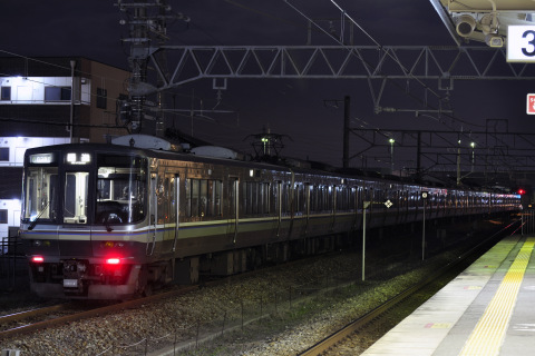 【JR西】221系、223系使用 臨時新快速運転を宝殿駅で撮影した写真