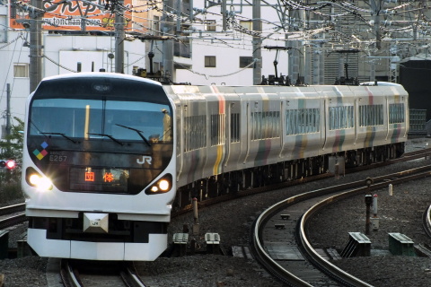 【JR東】E257系モトM105編成使用 団体臨時列車運転を恵比寿～渋谷間で撮影した写真