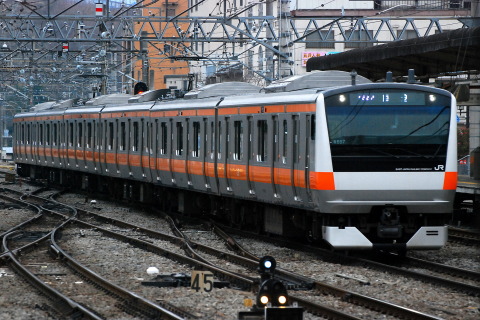 【JR東】E233系青667編成 甲府へ回送を甲府駅で撮影した写真