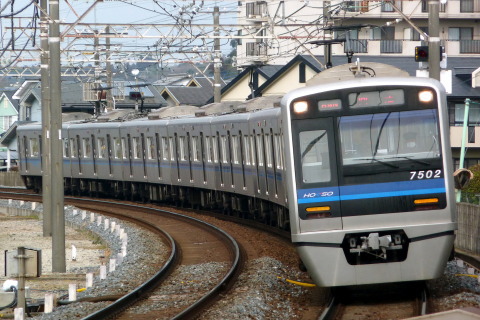 【北総】7500形7502編成 印旛車両基地へ回送を京成酒々井駅で撮影した写真