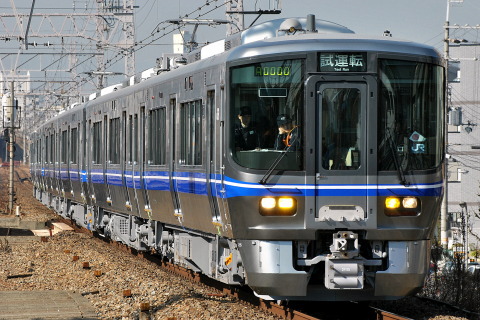 【JR西】521系6両 川崎重工出場を塚本駅で撮影した写真