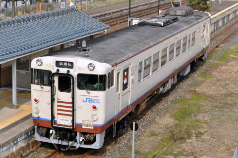 【JR西】キハ40-2029 後藤総合車両所出場を直江駅で撮影した写真