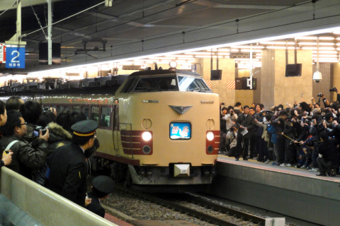 【JR西】485系特急「雷鳥」 運転終了を大阪駅で撮影した写真