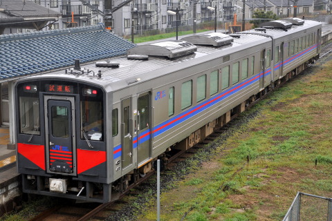 【JR西】キハ126系2両 後藤総合車両所出場を直江駅で撮影した写真