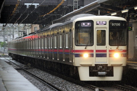 【京王】競馬開催に伴う臨時列車を東府中駅で撮影した写真