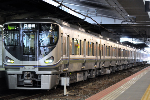 【JR西】225系8両 川崎重工出場を大阪駅で撮影した写真
