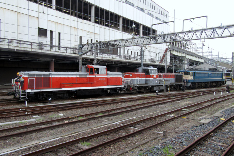 【JR貨】EF65-1119・DE10-1667 大宮車両所入場を大宮駅で撮影した写真