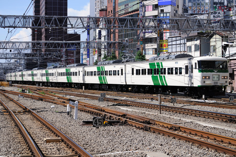 【JR東】185系チタA8編成 旧塗装で大宮総合車両センター出場を新宿駅で撮影した写真