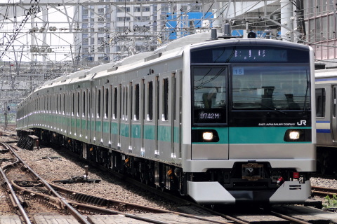 【JR東】E233系2000番台マト15編成 東急車輛出場を横浜駅で撮影した写真