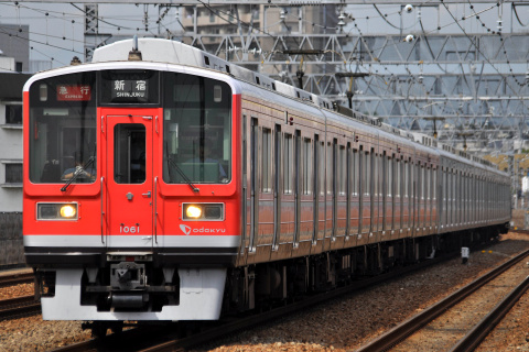 【小田急】1000形1061F 新宿へ入線を喜多見駅で撮影した写真